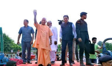 Chief Minister Yogi Adityanath Showers Flowers On Kanwariyas On Meerut-Delhi Highway Expressing His Support