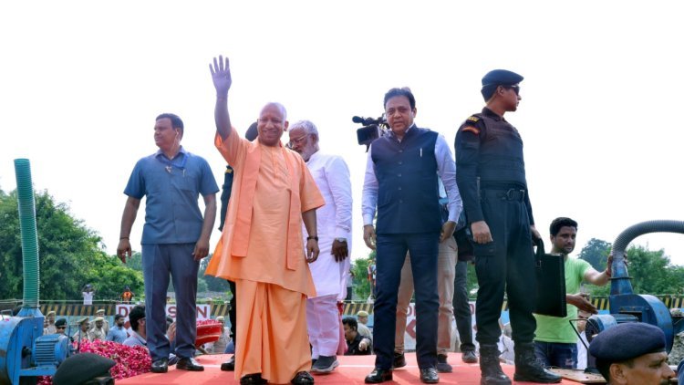 Chief Minister Yogi Adityanath Showers Flowers On Kanwariyas On Meerut-Delhi Highway Expressing His Support