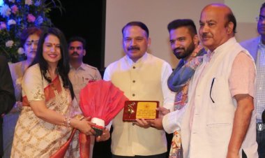 Monica Singhal Was Thanked By The Chief Guests As Hariom Smiles' Spiritual Program